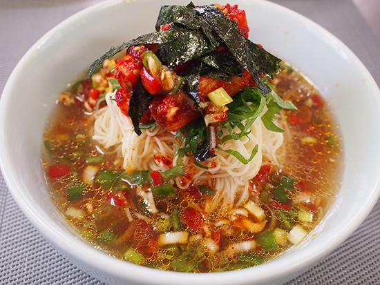 素麺を使った山芋キムチのさっぱり冷麺