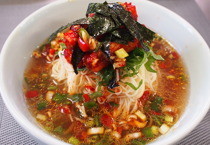 素麺を使った山芋キムチのさっぱり冷麺